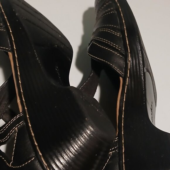 Clarks Wendy Alto T Strap Black Sandals Women's Size 6.5 - Picture 9 of 11